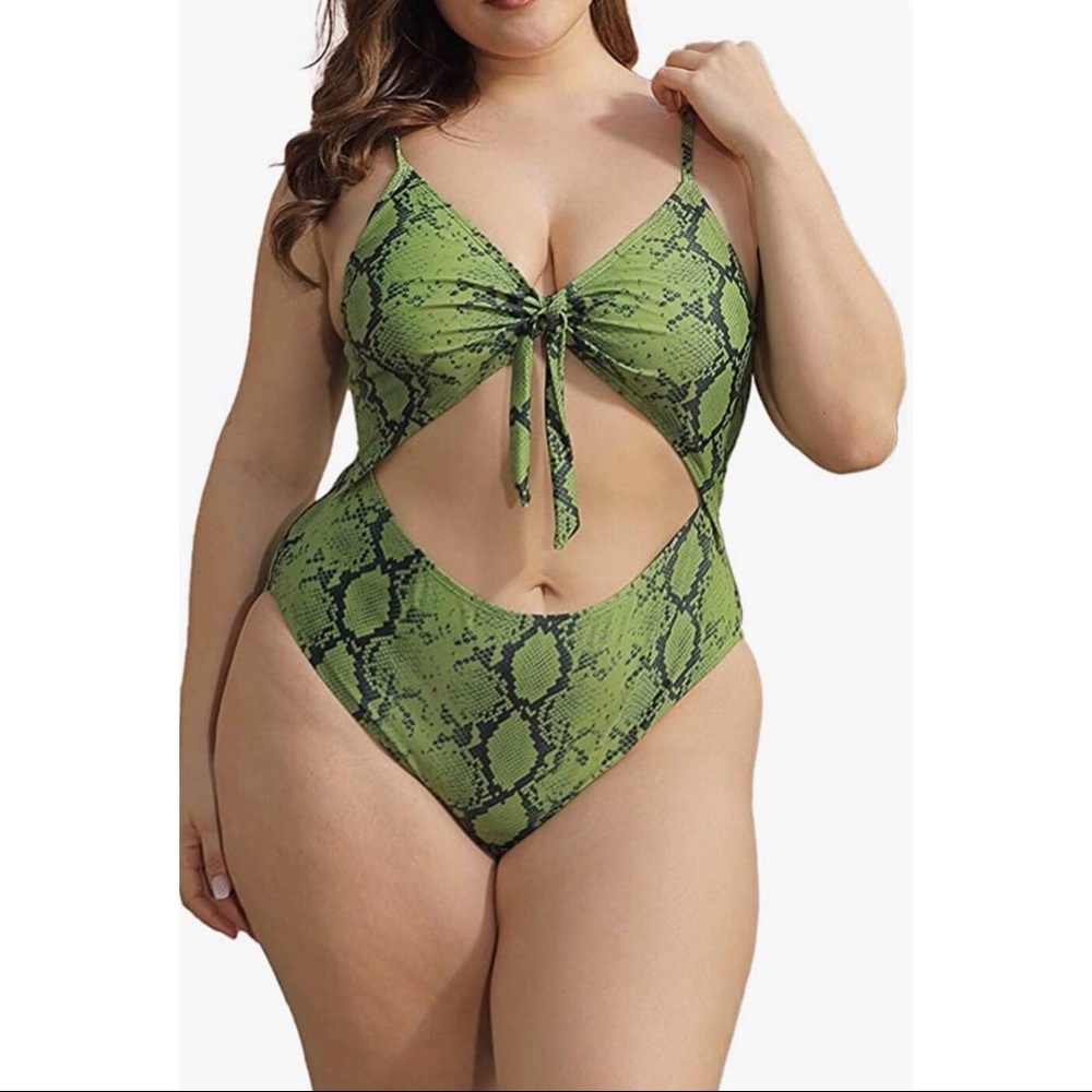 Plus size monokini 🐍